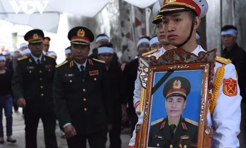 Người dân Sài Sơn đau xót đón Thiếu tướng Nguyễn Hữu Hùng về an nghỉ tại quê nhà